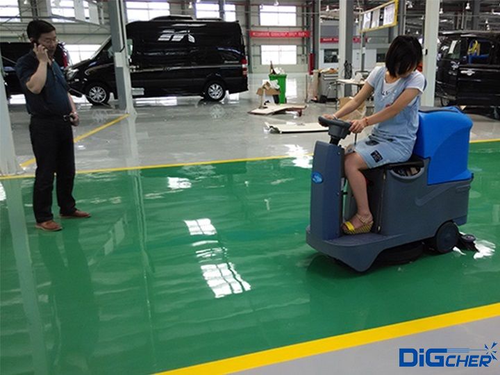 洗地機(jī)在工廠車間作業(yè)